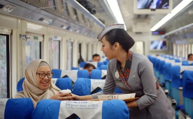 Berapa Gaji Pramugari Kereta Api dan Apa Saja Tugasnya?